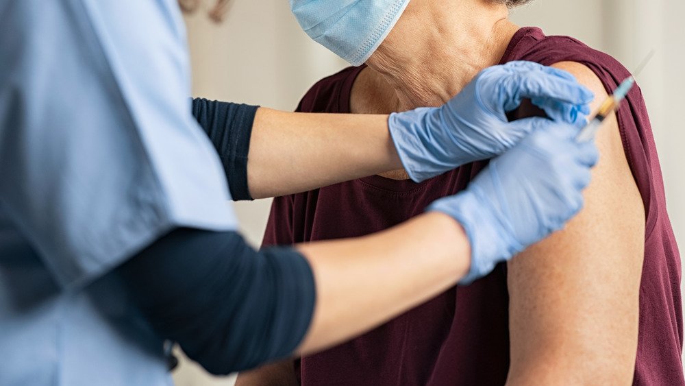 Une personne âgée se fait vacciner