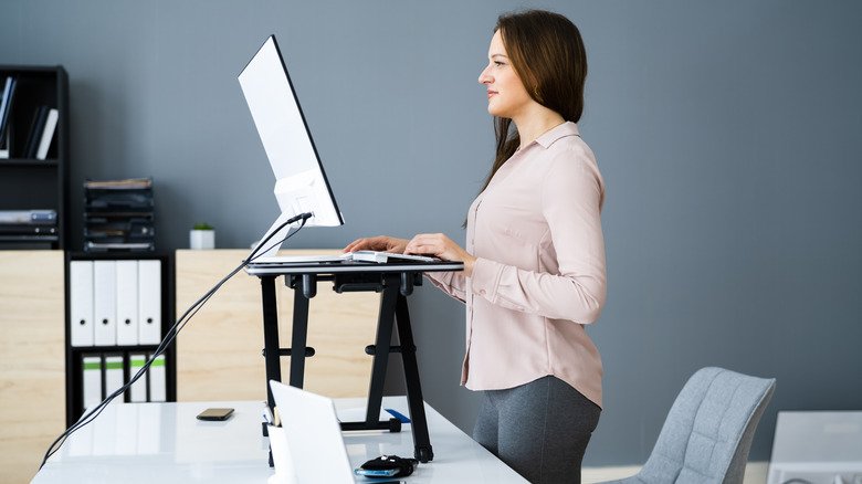 Femme travaillant debout à un bureau