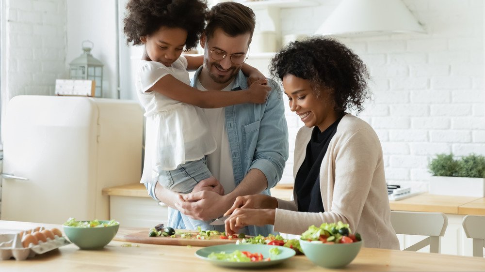 Famille préparant un repas sain