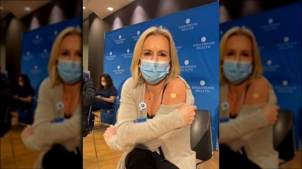 Le Dr Jen Ashton, allergique, se fait vacciner contre la COVID