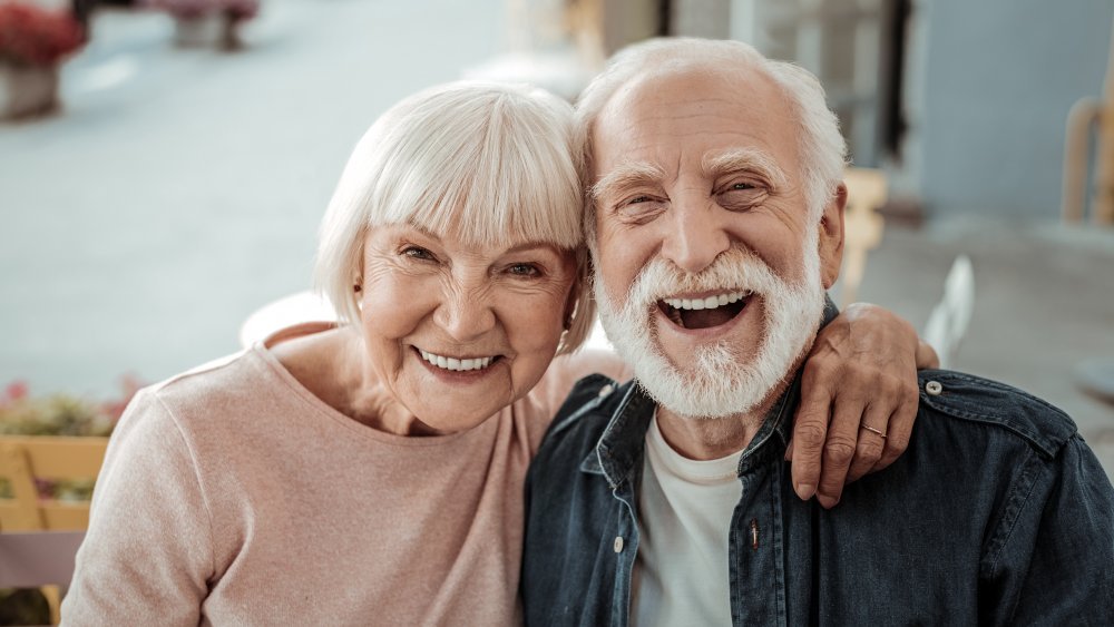 Couple de personnes âgées