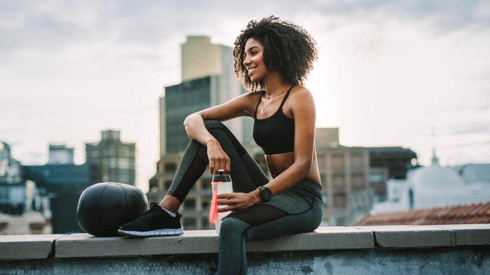 Femme buvant de l'eau après l'entraînement