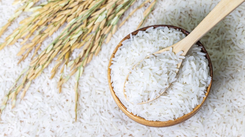 du riz dans un bol et sur une table