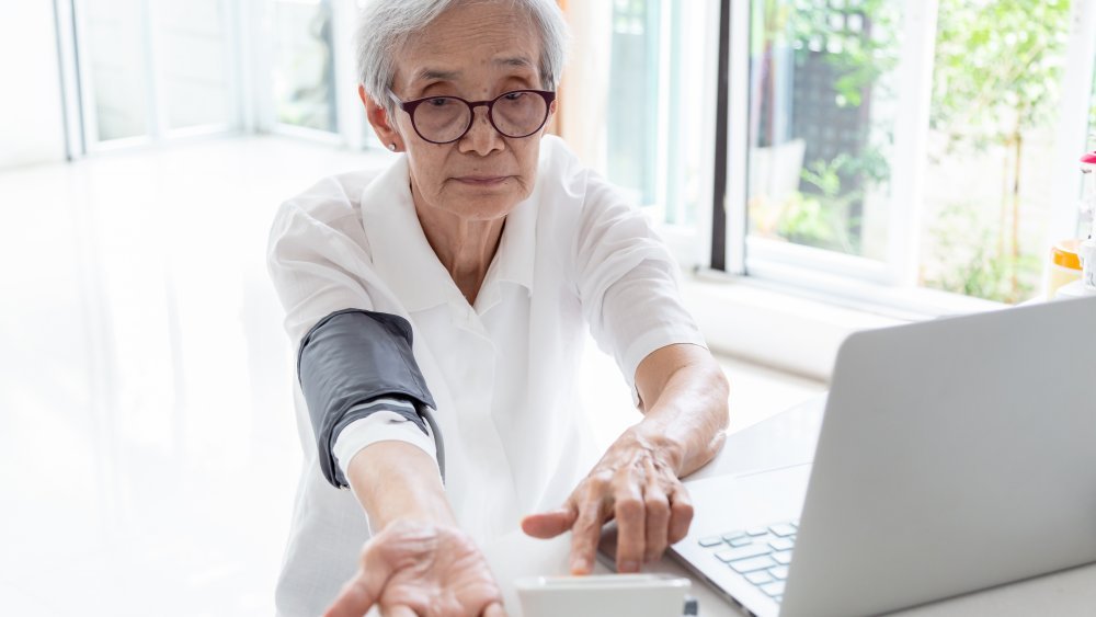 Femme surveillant sa tension artérielle