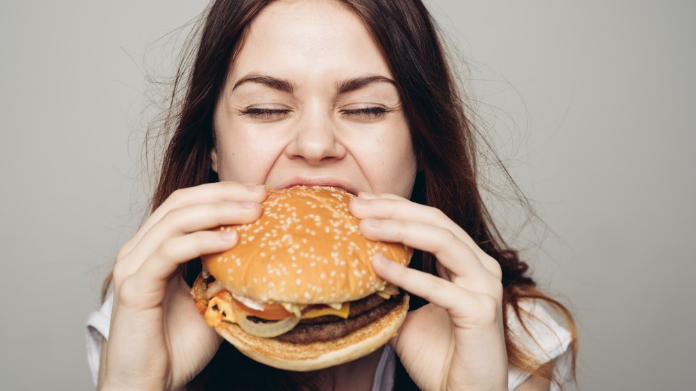 femme mangeant un hamburger