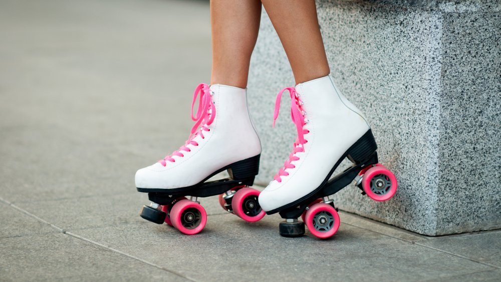 patins à roulettes aux pieds d'une femme