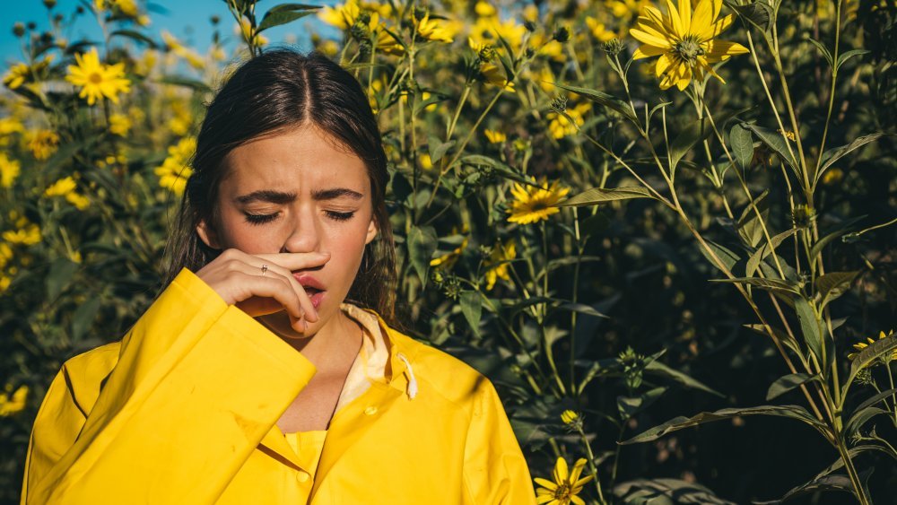 Femme à côté de fleurs