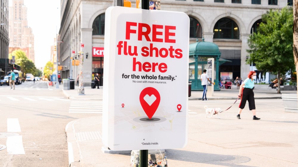 Affiche sur une rue de la ville faisant la promotion des vaccins contre la grippe