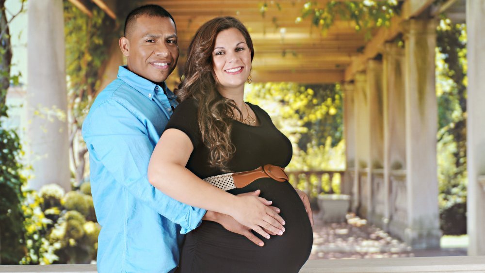 Homme avec femme enceinte