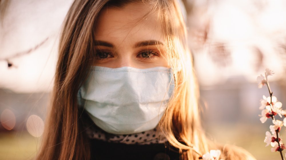 heureux de porter un masque facial