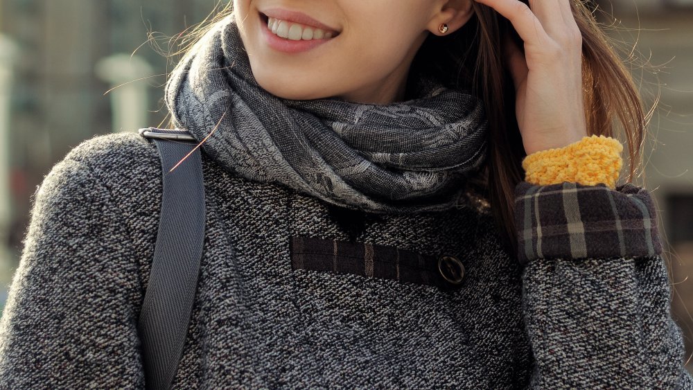 femme avec un foulard sur le cou