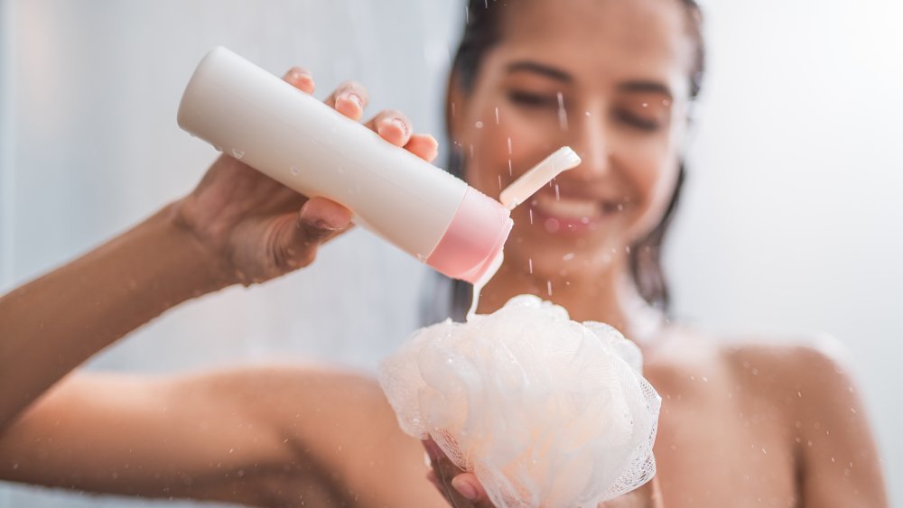 femme prenant une douche