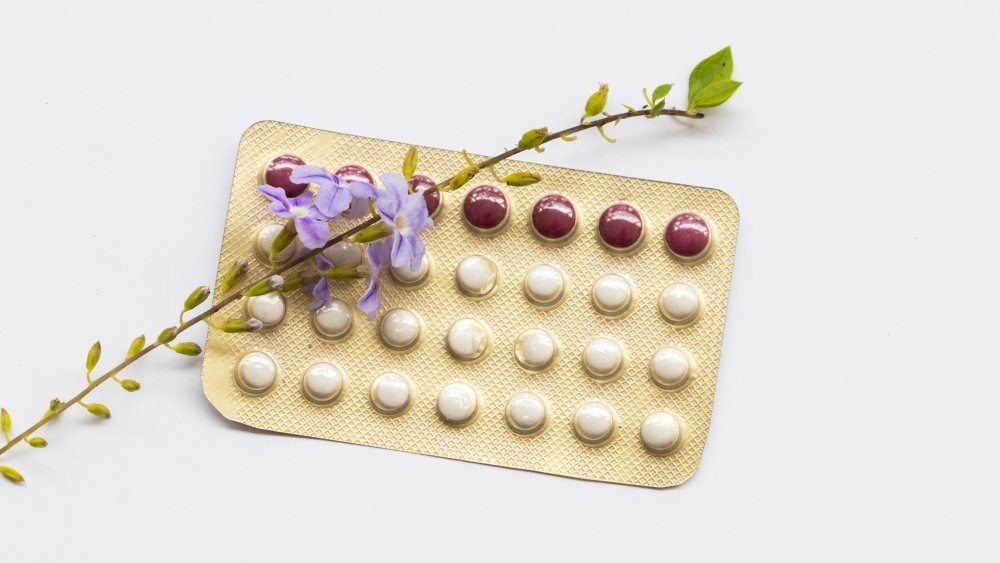 Paquet de pilules contraceptives avec fleur violette