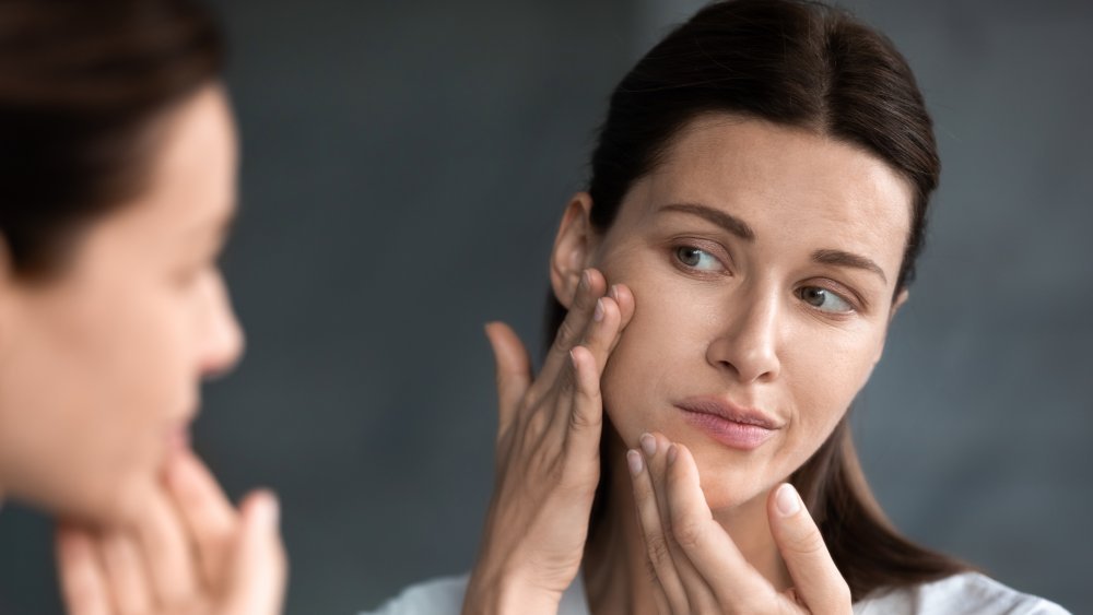 femme se regardant dans le miroir