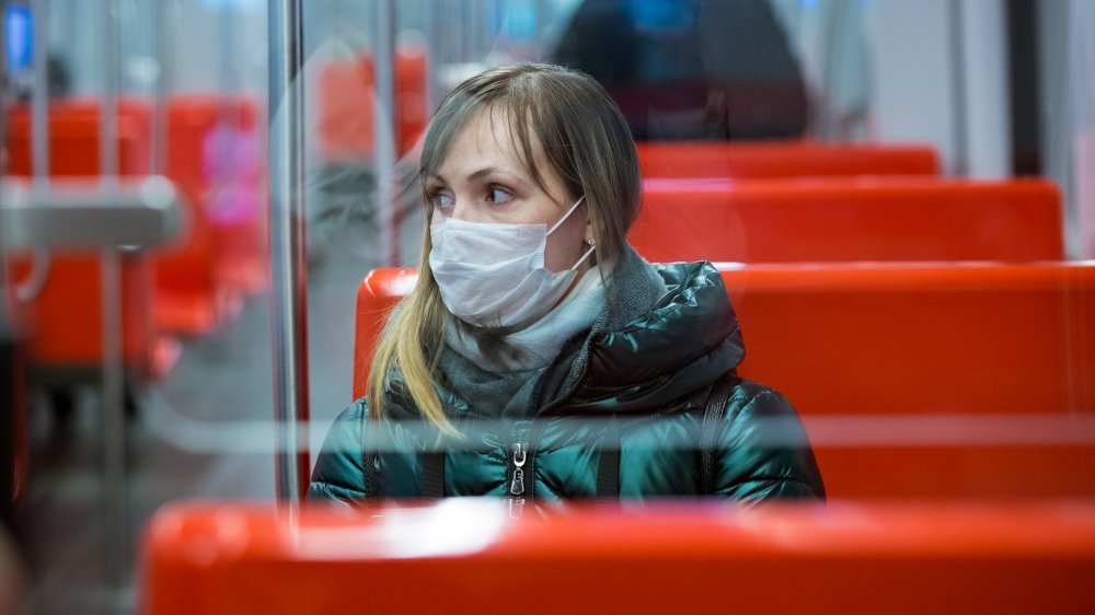 Une femme porte un masque dans les transports en commun