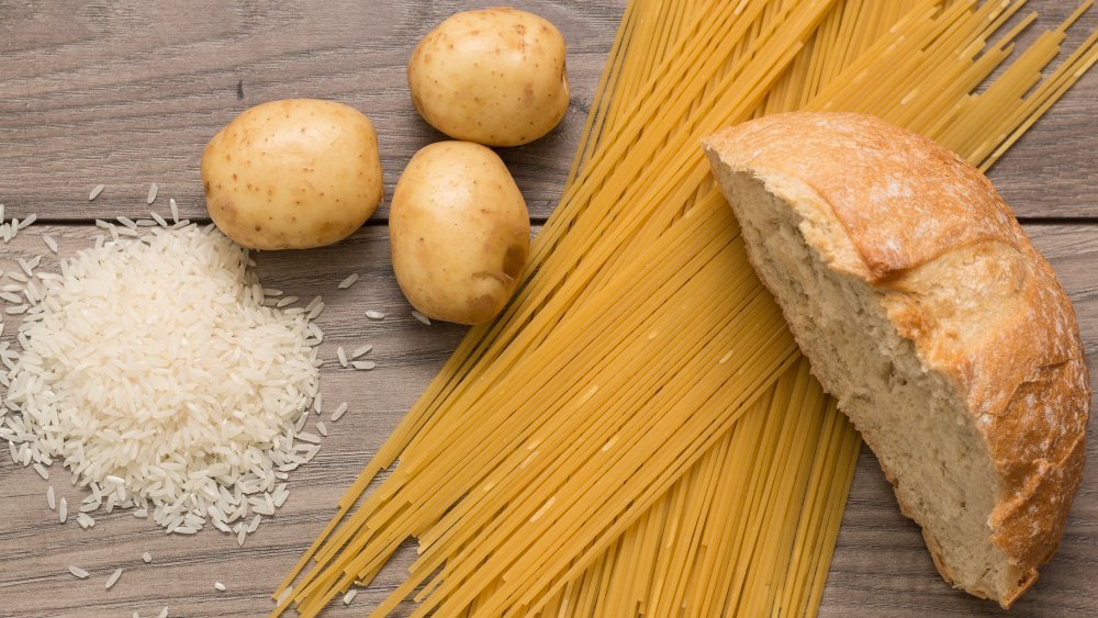 Spaghetti, riz, pommes de terre et pain