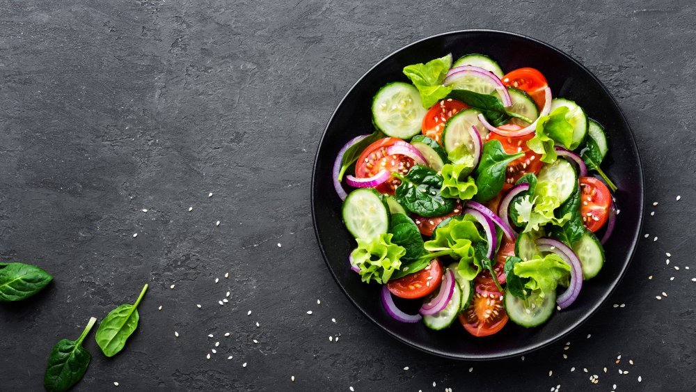 salade avec des aliments prébiotiques, comme les épinards et l'oignon