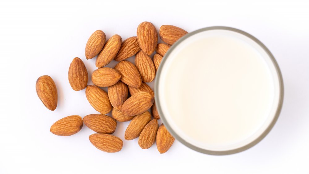 une tasse de lait d'amande à côté des amandes