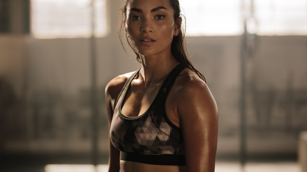 Une femme forte qui transpire à la salle de sport 