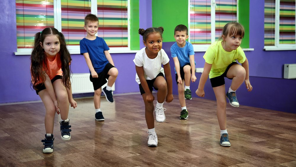 Enfants s'entraînant dans un cours de danse