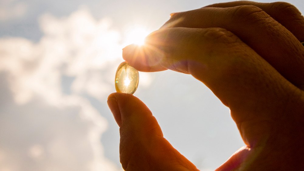 La vitamine D vous maintient en bonne santé en cas de manque de soleil. Capsule de vitamine D à coque souple jaune.