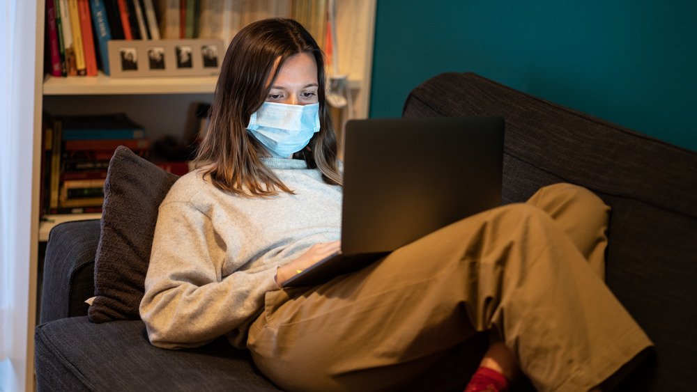 fille travaillant à domicile pendant la COVID-19