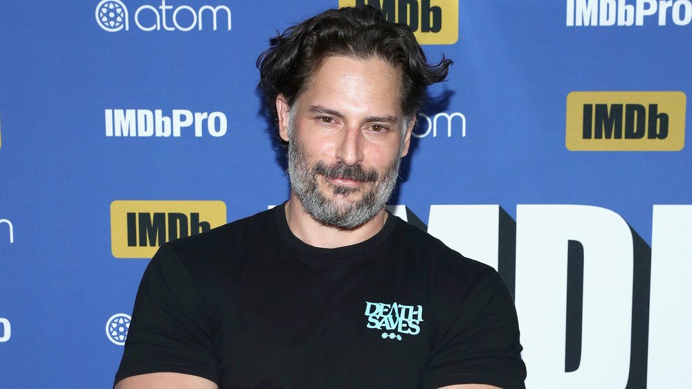 Joe Manganiello souriant portant un t-shirt noir 