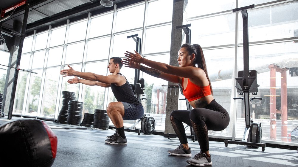 athlètes musclés faisant de l'exercice à la salle de sport. 