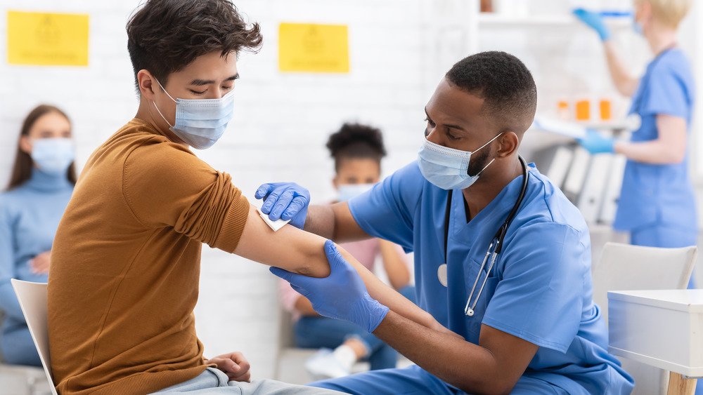 Photo d'archives d'un homme recevant un vaccin