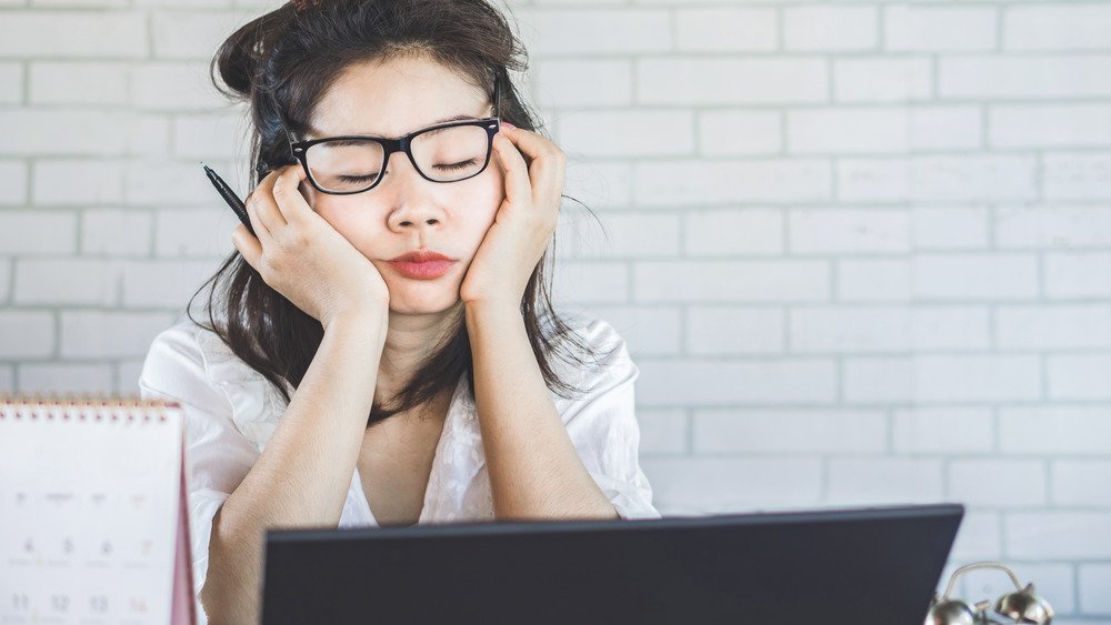 femme fatiguée au bureau