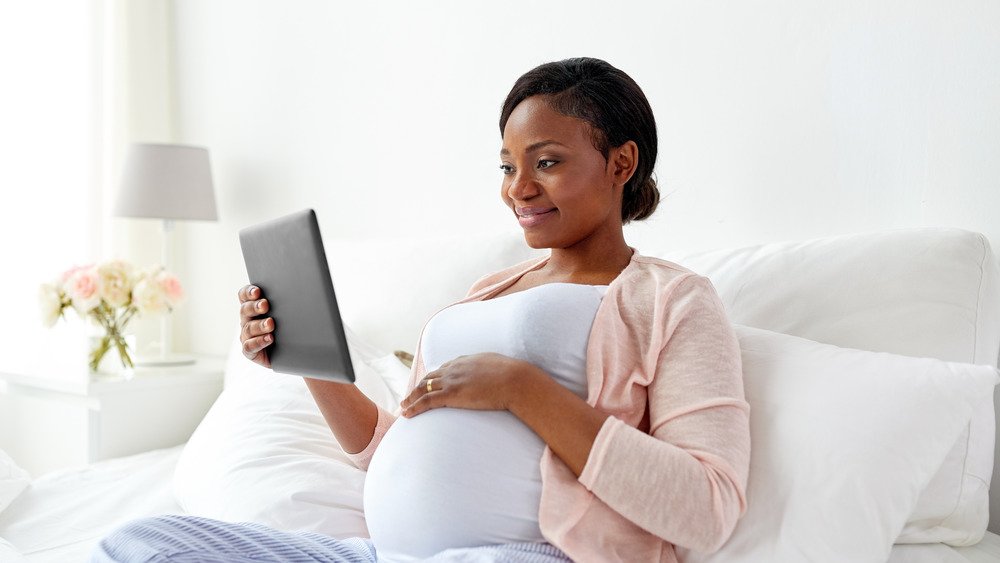 Femme enceinte au lit