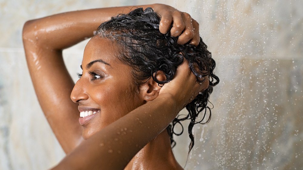 femme se faisant un shampoing