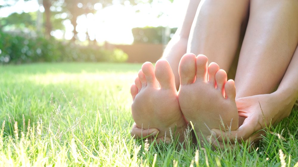 pied de femme sur l'herbe