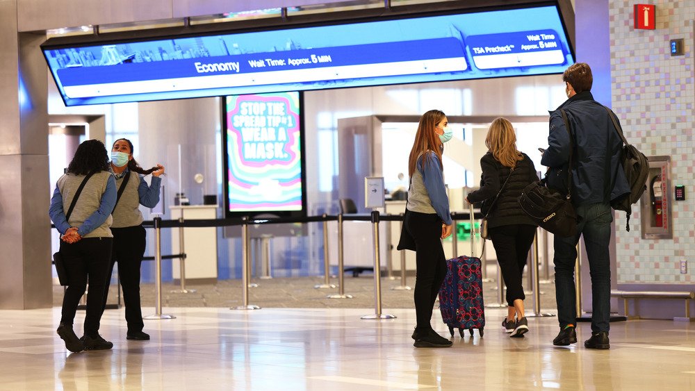 Voyageurs de l'aéroport pendant les vacances de Thanksgiving