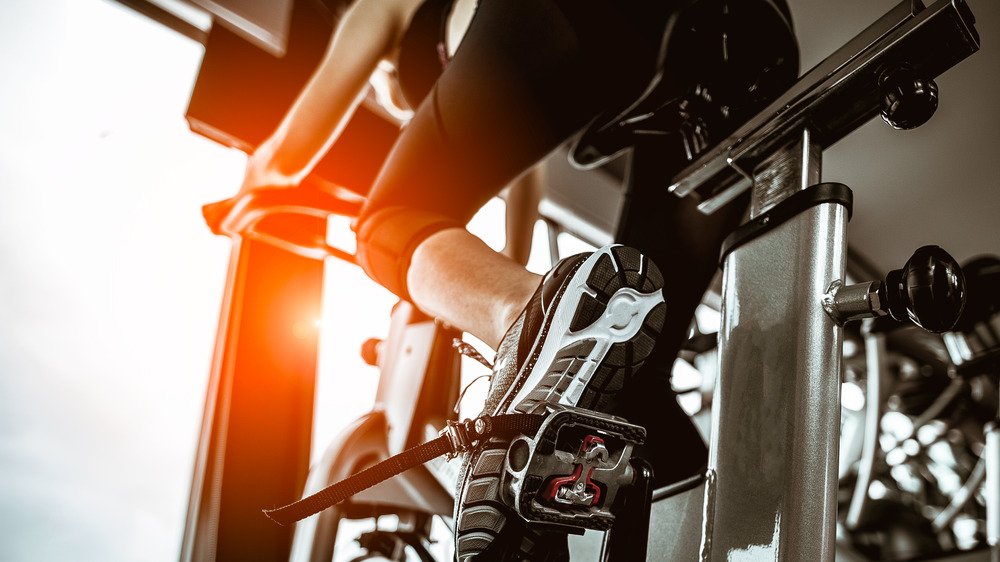 femme sur un vélo de spinning