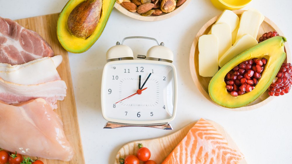 Une horloge centrée sur les aliments cétogènes