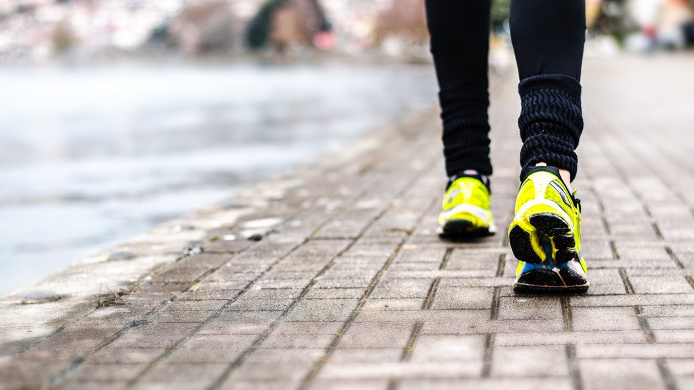 un homme faisant du jogging à l'extérieur avec des chaussures de sport jaunes 