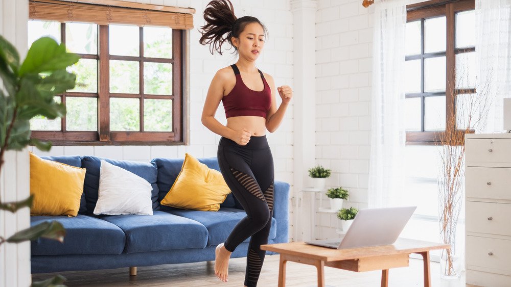 Jeune femme asiatique en bonne santé s'entraînant à la maison, exercice