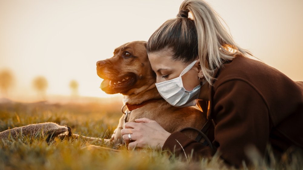 Chien et femme avec masque