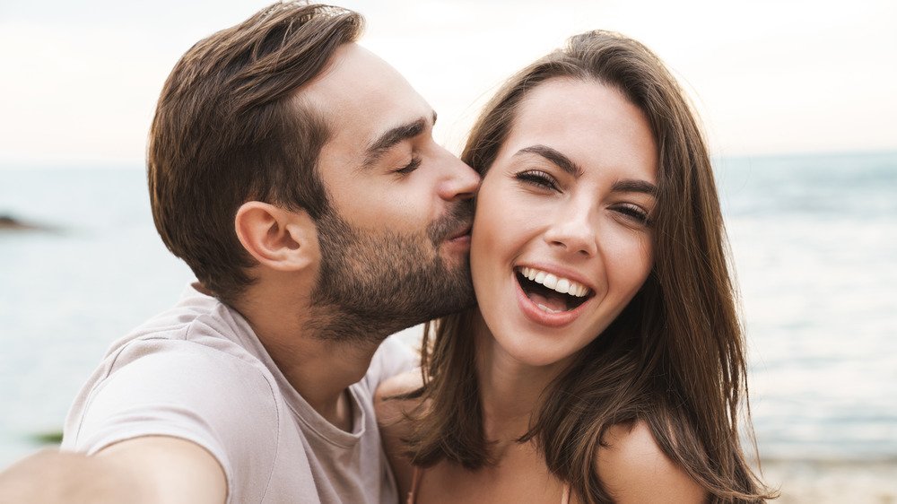 Couple heureux souriant