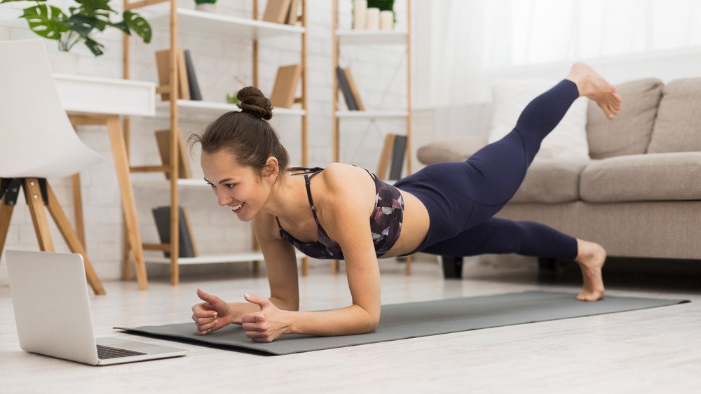 femme athlétique faisant du yoga