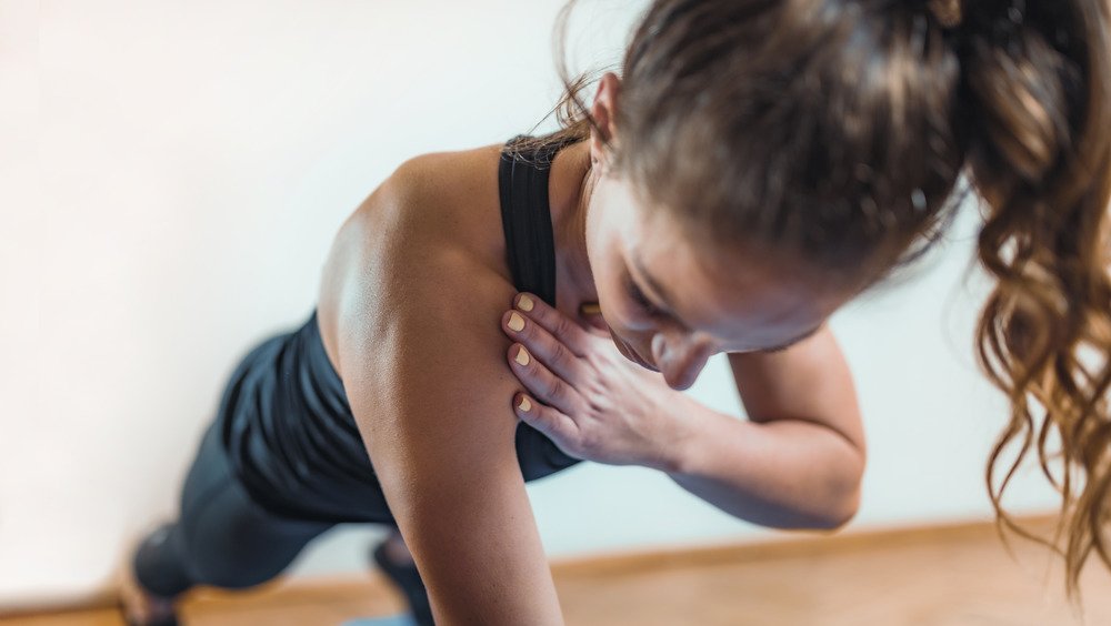 Femme effectuant un exercice de planche