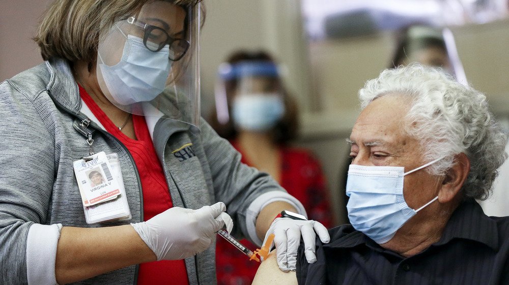 Un homme californien dans un établissement de soins de longue durée reçoit le vaccin contre la COVID-19