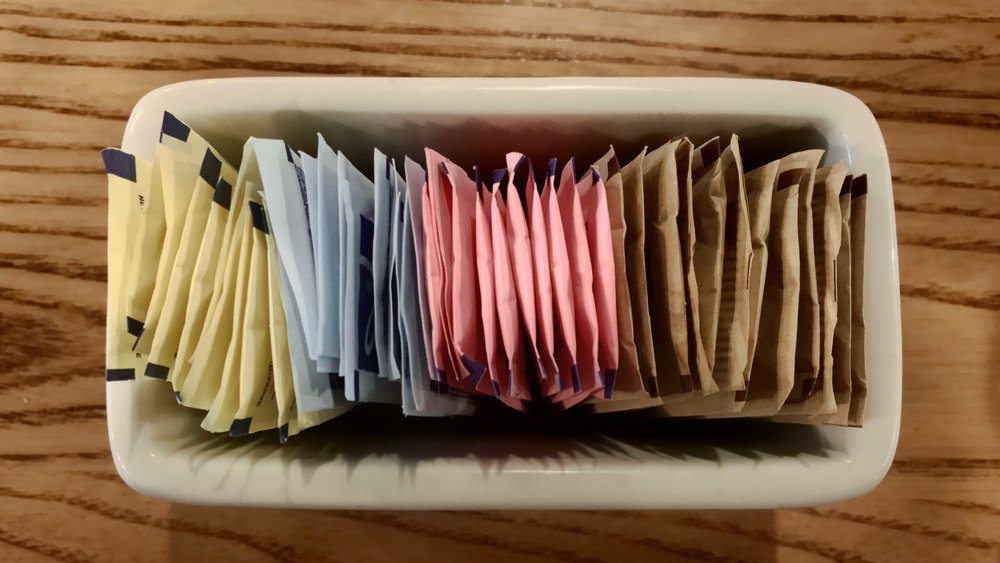 Sachets d'édulcorants dans un plat