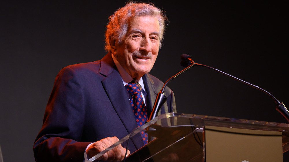 Tony Bennett debout devant un pupitre