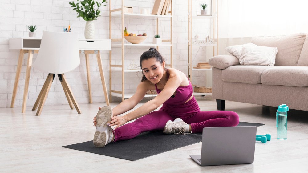 Femme s'étirant après l'entraînement 