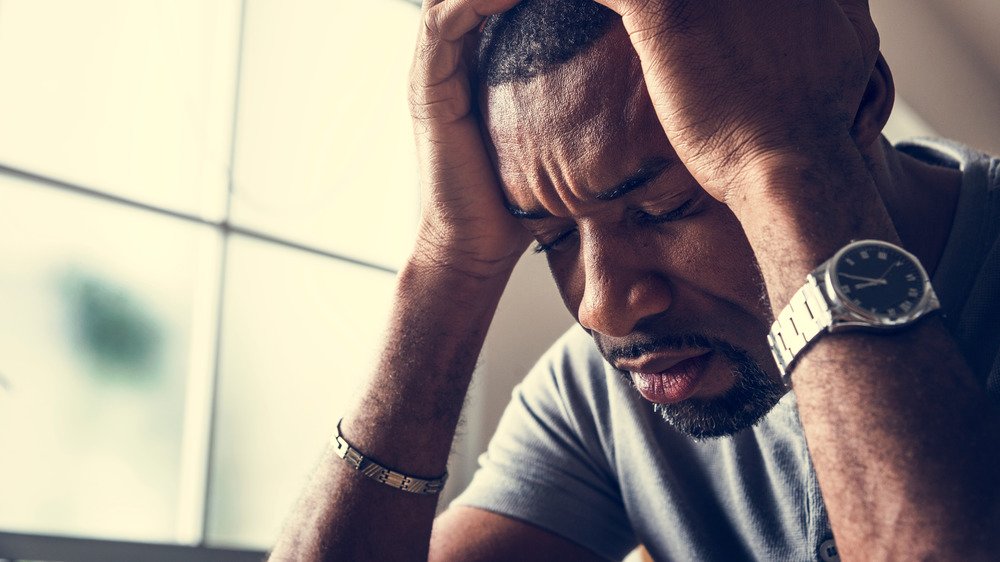 Homme avec un violent mal de tête