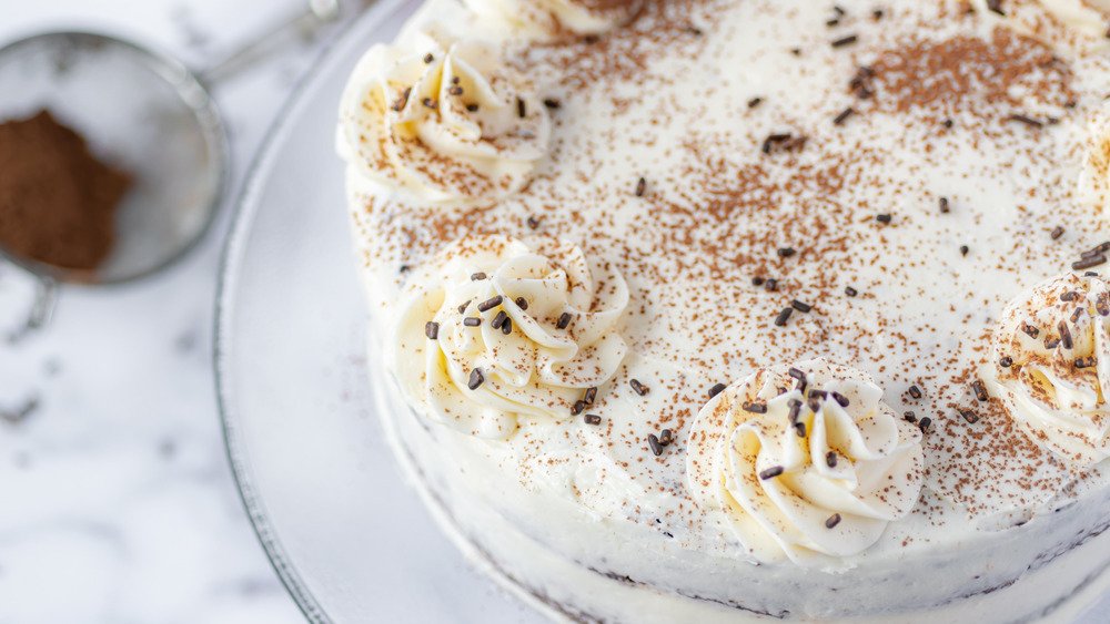 Gâteau au chocolat végétalien servi