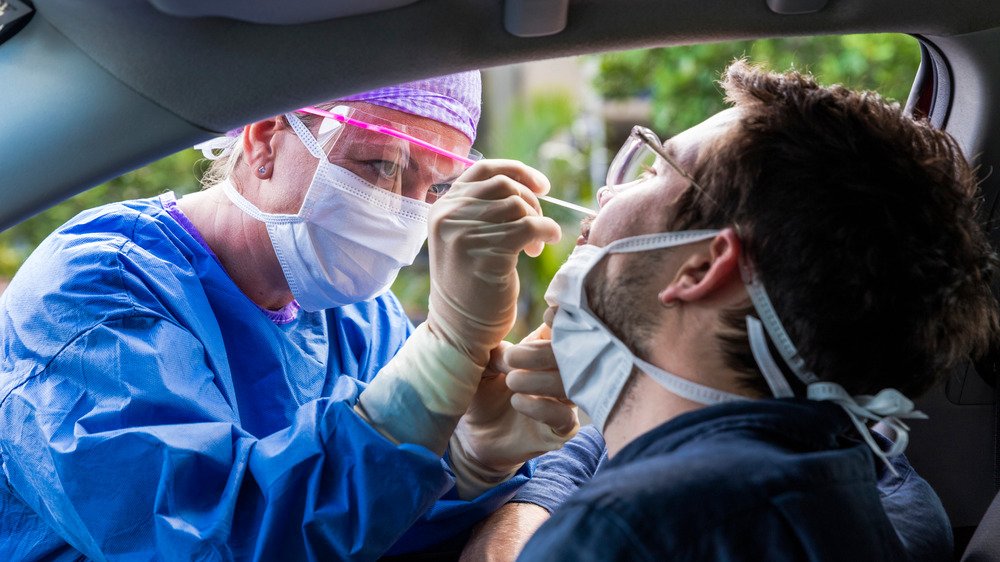 Un professionnel de la santé effectue un test de dépistage de la COVID-19