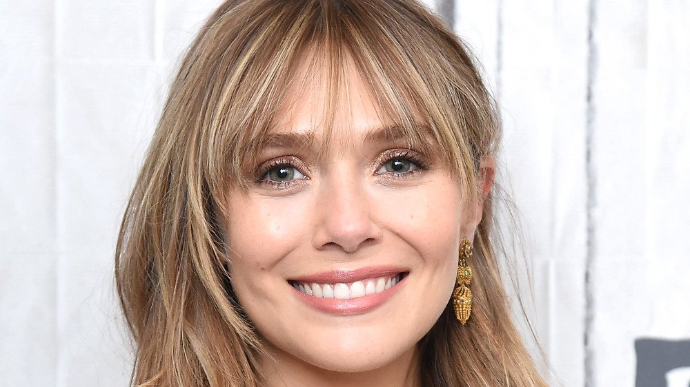 Gros plan d'Elizabeth Olsen souriante lors d'un événement de la série Build